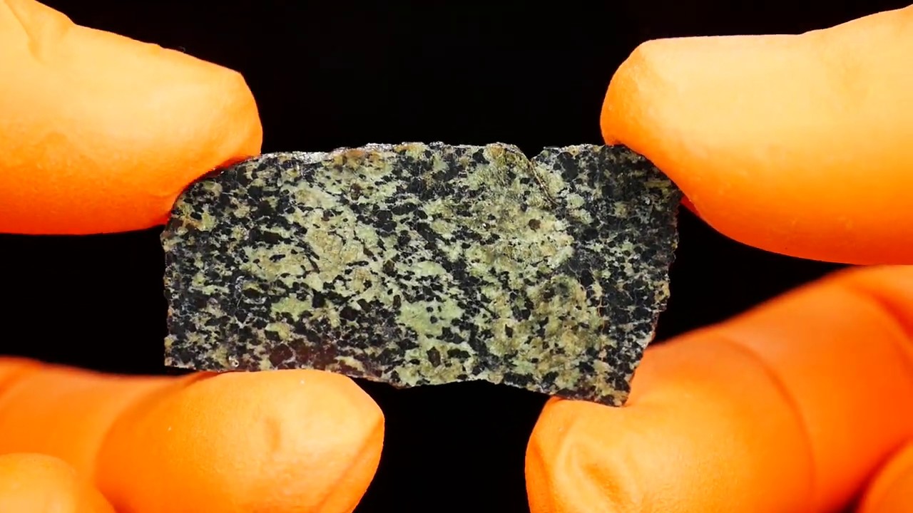 Ģeologi meteorītos atklājuši minerālu, kas ir svarīgs, lai izprastu dzīvības izcelsmi uz Zemes