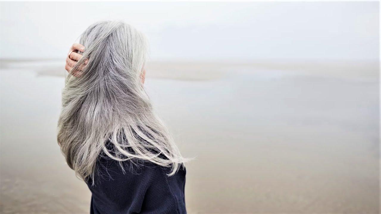 Pretendente nolēma nekrāsot matus, un pret viņu attiecas citādi darba intervijās.