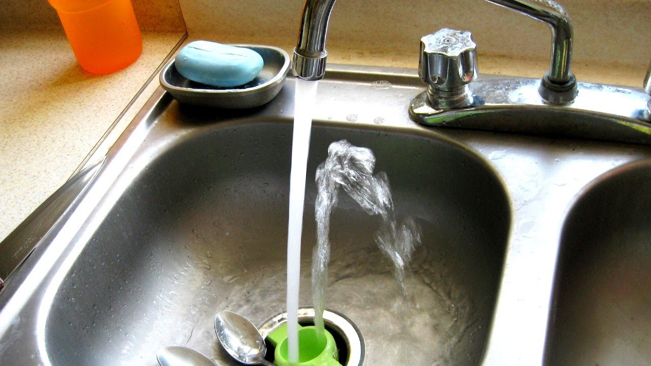 Iemetiet to izlietnē un atveriet krānu. Jūsu izlietne būs kā jauna.