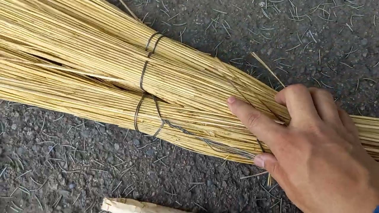 Sāls un etiķa pievienošana slotai: kāpēc tas ir ieteicams slaucīšanai un kāpēc tas ir nepieciešams.