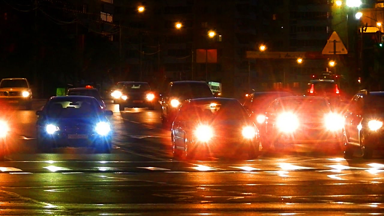 Izgudrotājs demonstrē gaismas signālu, kas brīdina par briesmām uz ceļa, konkursā Lepīnā.