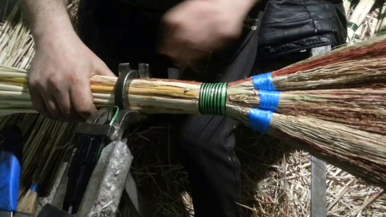 Sāls un etiķa pievienošana slotai: kāpēc tas ir ieteicams slaucīšanai un kāpēc tas ir nepieciešams.