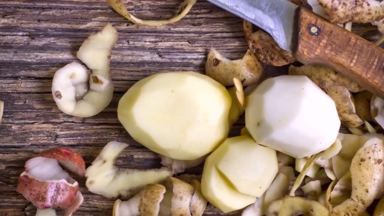 Saglabājiet kartupeļu mizas: kā tās atkārtoti izmantot dārzā un kādas priekšrocības tās sniedz.