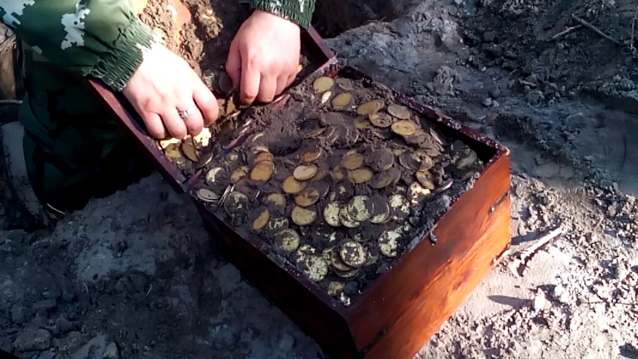 Gadsimta atklājums | Monētas un zelta stieņi, kas atrasti laukā, kas pieder vienai valstij.