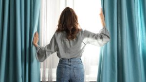 Atvadieties no bieziem aizkariem: jauns trends, kas ieradies no ārzemēm un uz visiem laikiem tos aizstājis.