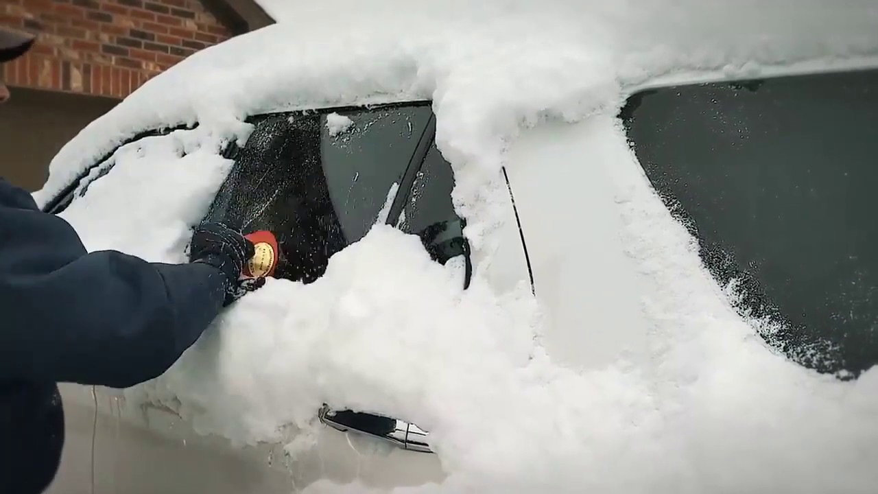 Pateicoties šiem vienkāršajiem un drošajiem veidiem, kā noņemt ledu no automašīnas priekšējā stikla, sasalšanas problēma paliks pagātnē.