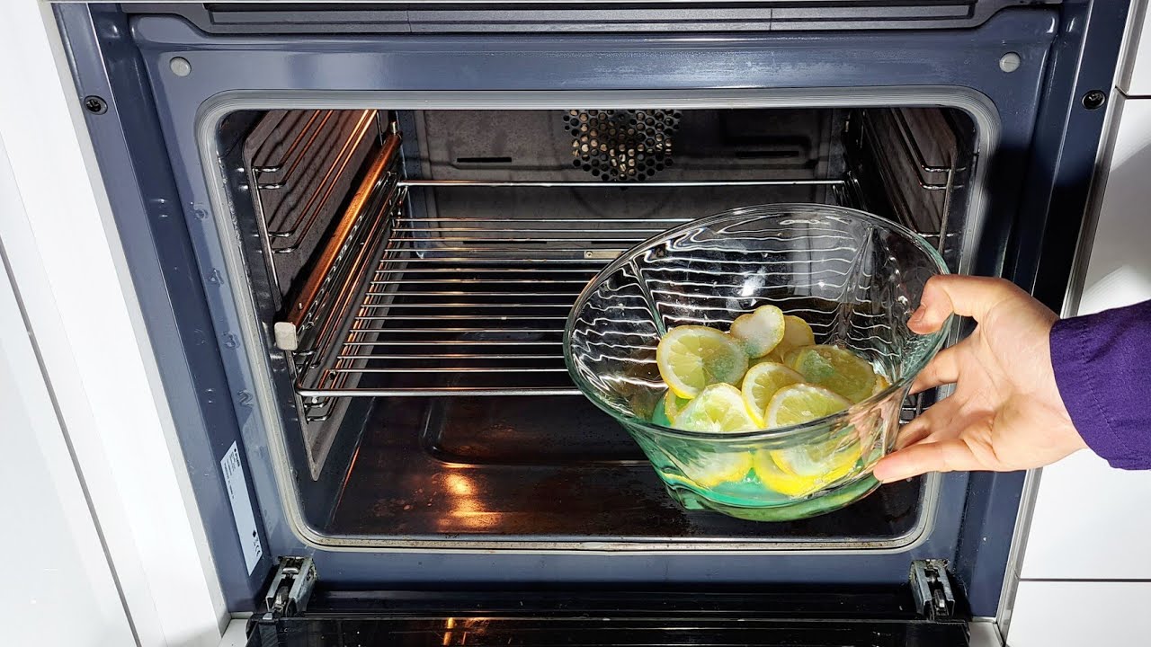 Kā ievietot citrona šķēli izslēgtā cepeškrāsnī: kāpēc tas ir nepieciešams un kad to vajadzētu darīt.
