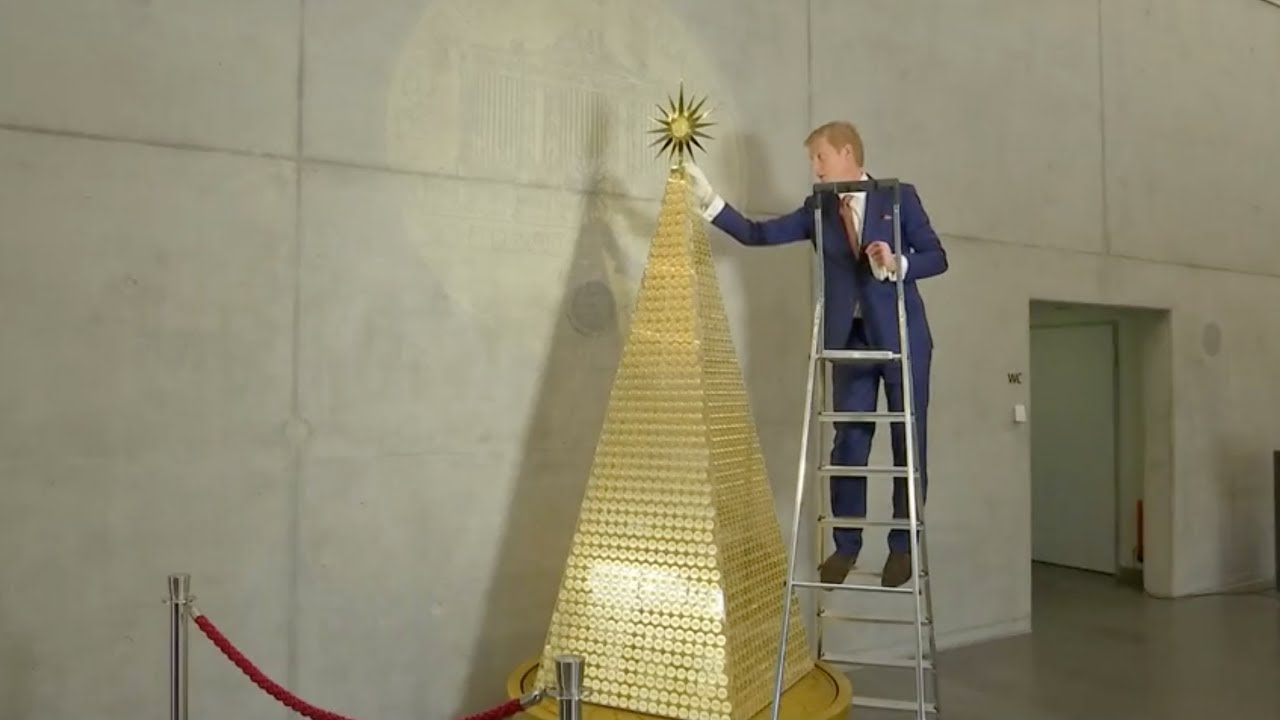 2018. gada monētas, 3 metru augstums un “zvaigzne” no tīra zelta: pārsteidzošs stāsts par dārgāko Ziemassvētku eglīti pasaulē.