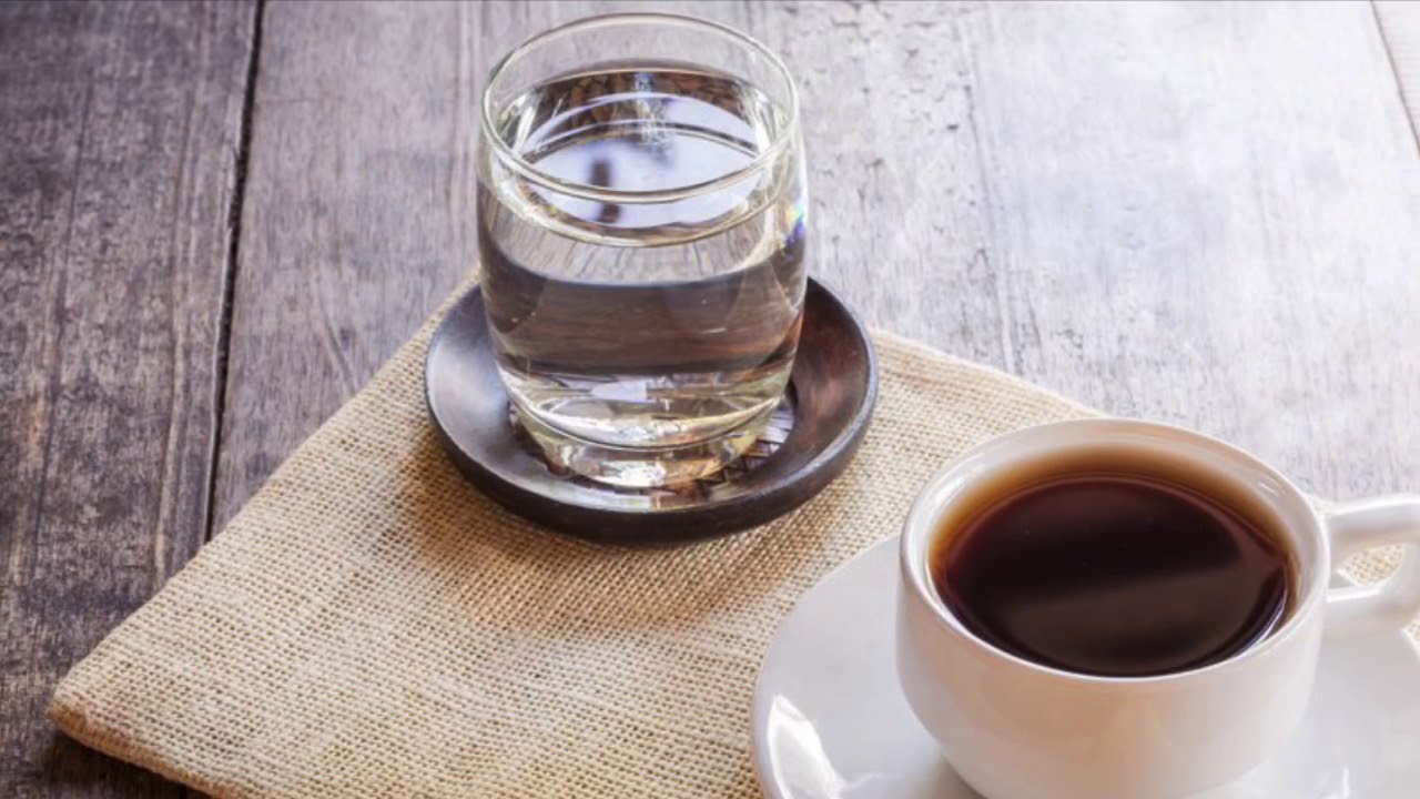 Kāpēc Itālijā pie kafijas pasniedz glāzi ūdens? Izskaidrojums tradīcijai, kuru mums vajadzētu pārņemt.