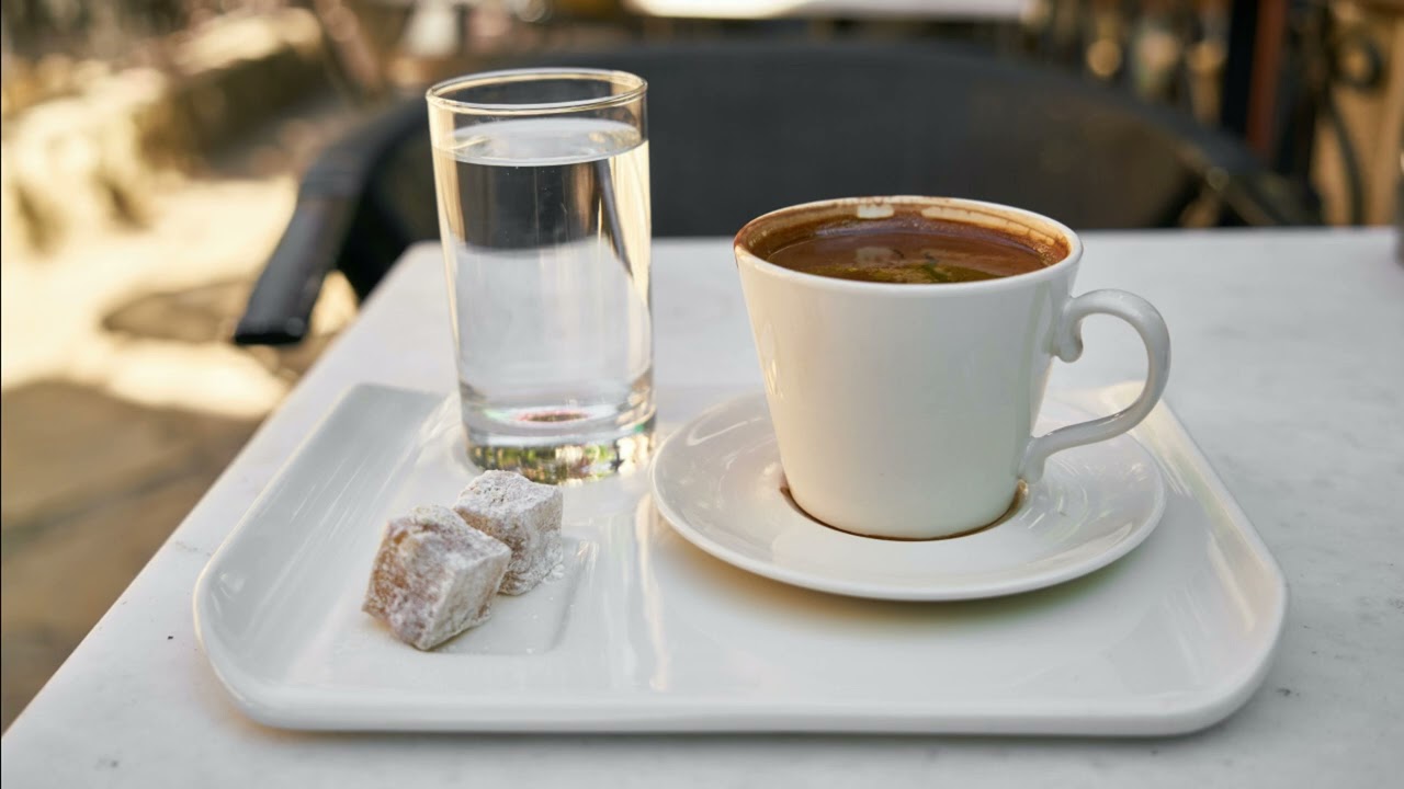 Kāpēc Itālijā pie kafijas pasniedz glāzi ūdens? Izskaidrojums tradīcijai, kuru mums vajadzētu pārņemt.
