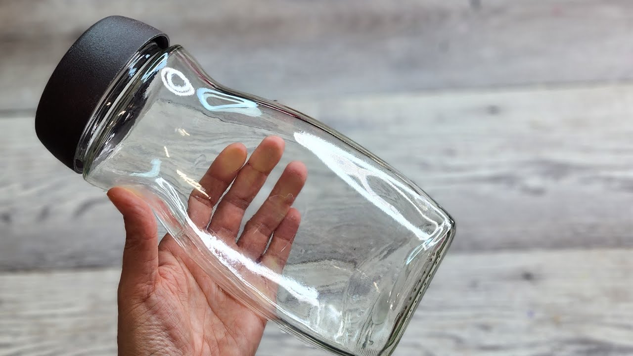 Es vairs nemetu prom Nescafé bundžiņas. Šeit ir redzams, kā es tās pārvēršu par elegantiem ziepju traukiem vannas istabai.