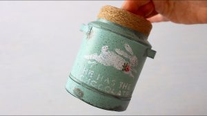 Es vairs nemetu prom Nescafé bundžiņas. Šeit ir redzams, kā es tās pārvēršu par elegantiem ziepju traukiem vannas istabai.