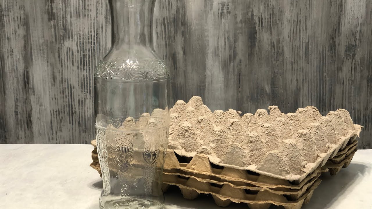 No pāra olu kastēm un pudeles var izveidot skaistu vāzi mājas dekorēšanai.