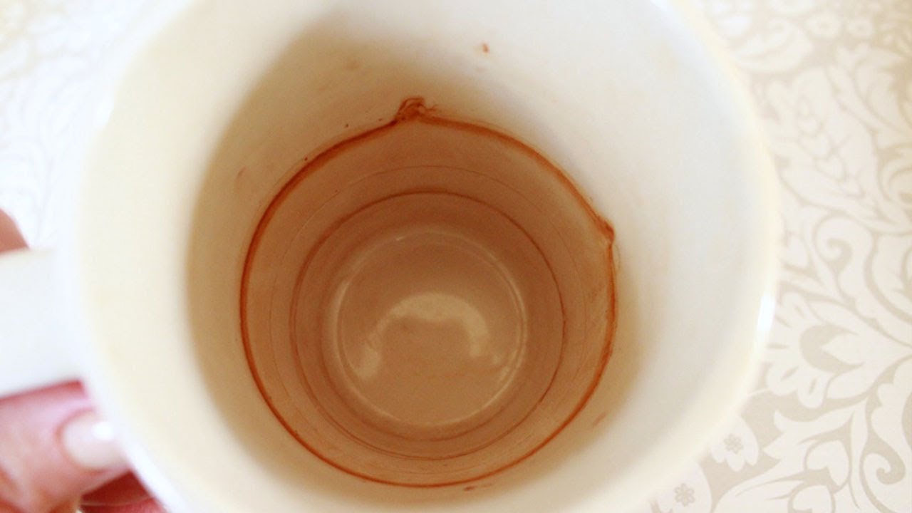 Kā izmantot etiķi, lai noņemtu brūnas strīpas, kas veidojas krūzes iekšpusē