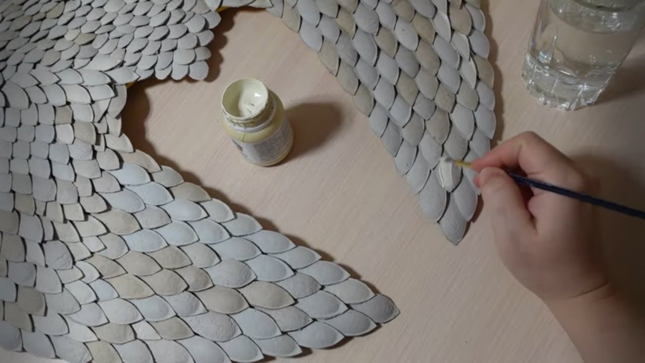 No pāra olu kastēm un pudeles var izveidot skaistu vāzi mājas dekorēšanai.