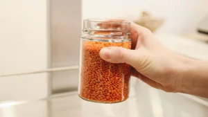 Ielieciet atslēgu glāzē ar lēcām: kāpēc to ieteicams darīt 31. decembrī.