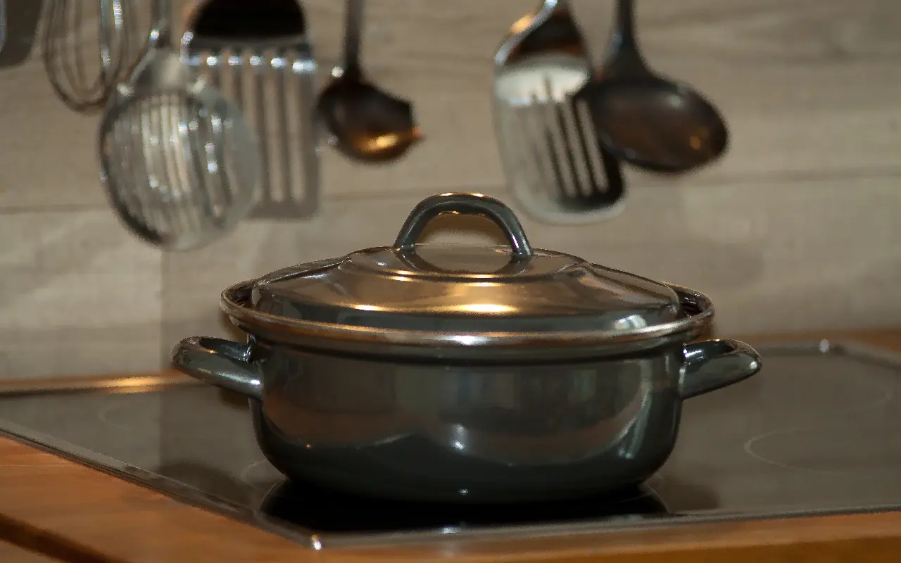 Kā iztīrīt piedegušu katlu? Vienkāršs veids bez etiķa un pārtikas sodas.