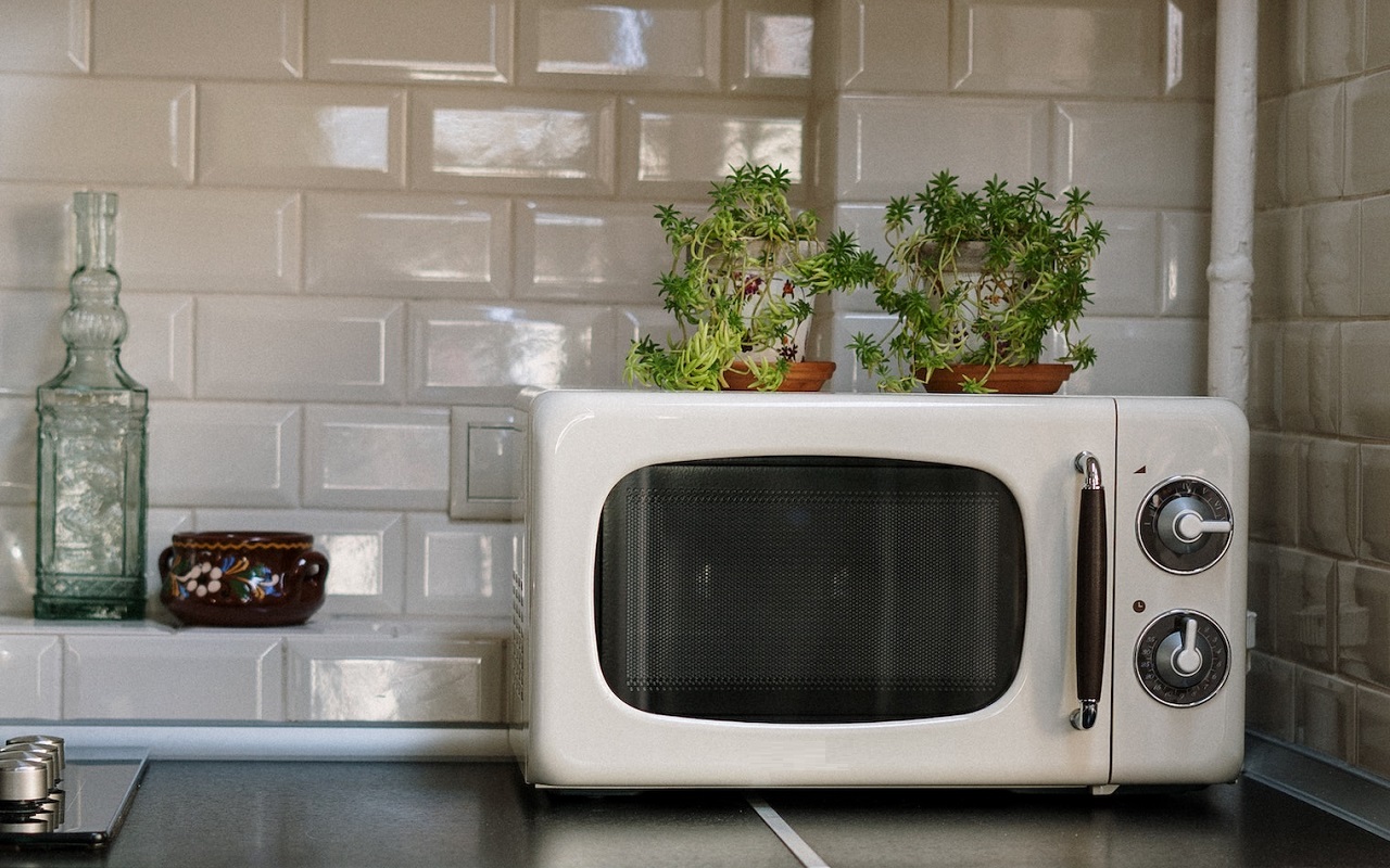 Tīra mikroviļņu krāsns bez nevienas ķimikāliju pilītes. Pārbaudīts un drošs tīrīšanas veids.