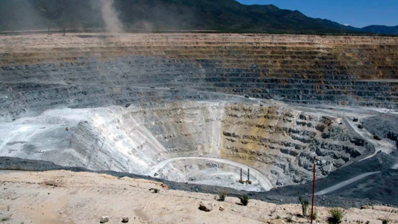 Sensācija kalnrūpniecībā: mākslīgais intelekts apstiprinājis 360 miljonu tonnu “baltā zelta” atklāšanu Kanādā.