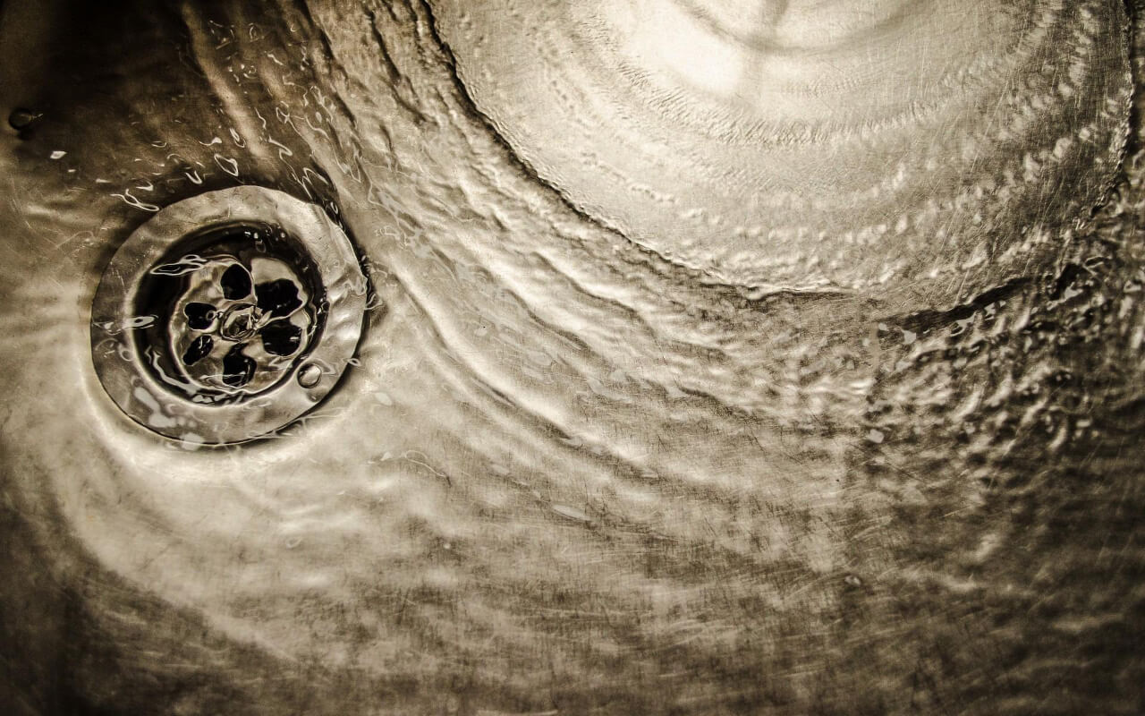 Ielejiet pusglāzi, un aizsērējums izplūdes caurulē iztīrīsies pats no sevis! Labāk nekā etiķis un sodas.