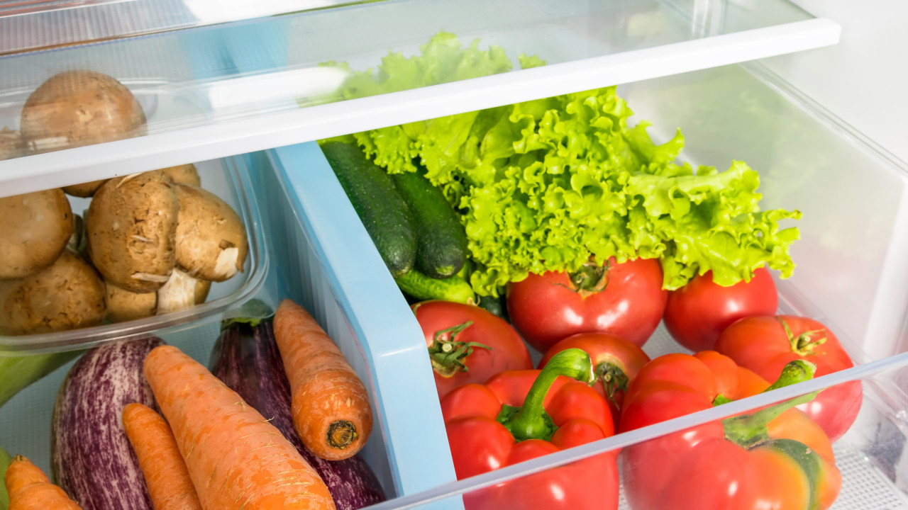 Kādam nolūkam patiesībā nepieciešama dārzeņu kaste jūsu ledusskapī un kā to pareizi lietot?