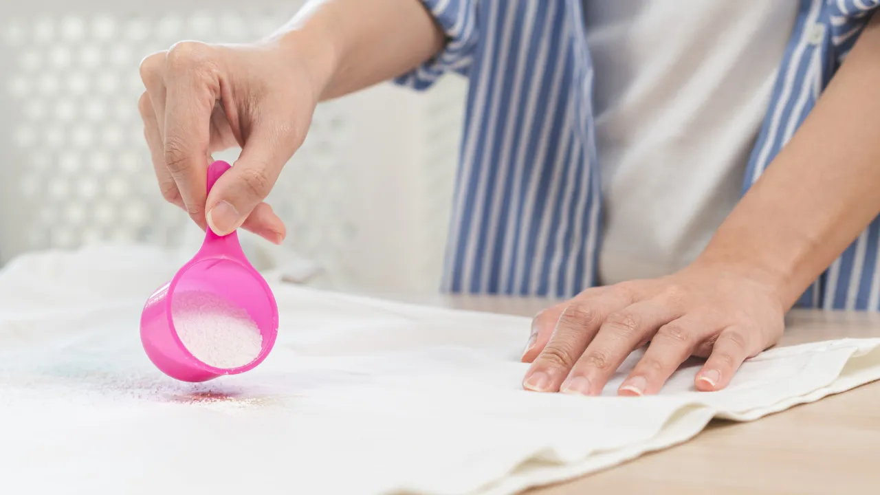 Kā no apģērba iztīrīt eļļas traipus ar mājas līdzekļiem