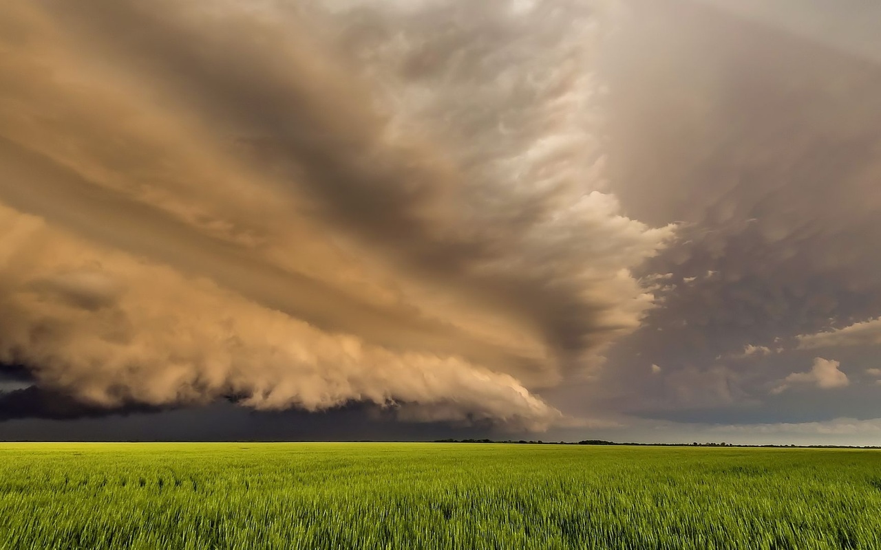 Tuvojas tumšu mākoņu siena ar vētrām un vēja brāzmām: skartie reģioni