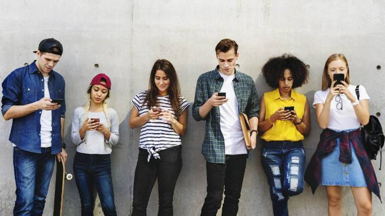 Pētījums liecina, ka Z paaudze zaudē septiņas vērtīgas prasmes, jo 60. un 70. gados bērnība bija “prasīgāka”.