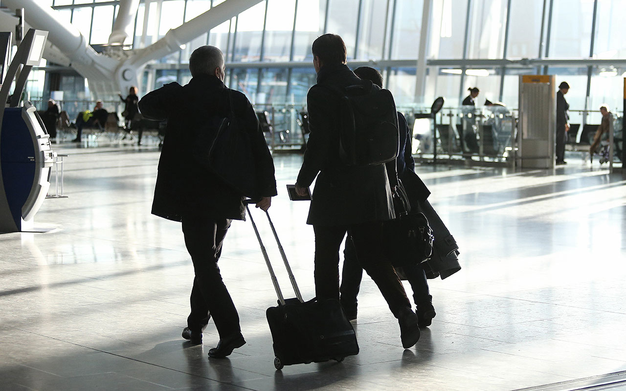 Viņš ieradās Larnakas lidostā ar greznām rokaspulkstenēm un apģērba aksesuāriem, kuru vērtība pārsniedza 105 000 eiro. Viņam tika uzlikts liels naudas sods, kā arī piemēroti nodokļi gandrīz 20 000 eiro apmērā.