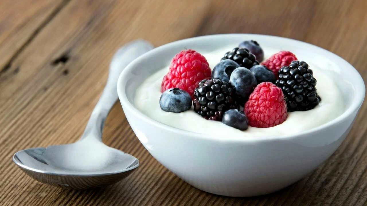 Ne tēja, ne kafija, ne kakao: zinātnieki nosaukuši ideālo rīta dzērienu, kas uzlabo ādu un iepriecina zarnas