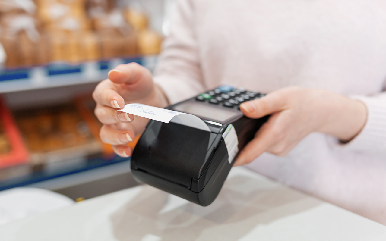 „Tā ir ļoti slikta ideja”: kāpēc nevajadzētu maksāt par produktiem ar bankas karti?