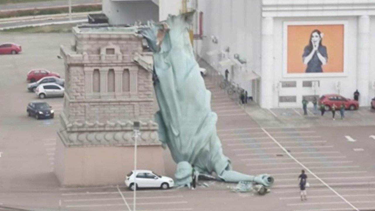 Pilnībā iznīcināta: vētra nogāza 35 metrus augsto Brīvības statuju.