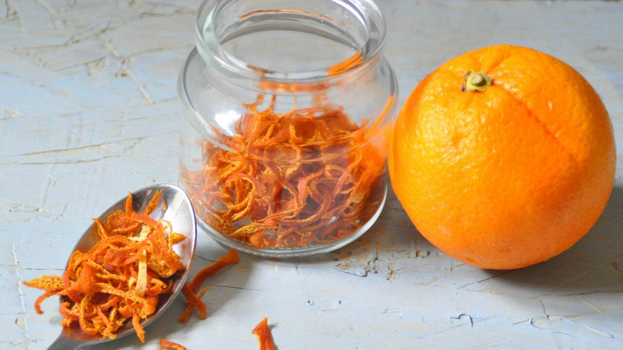 Mandarīnu miziņu un krustnagliņu vārīšana: kāpēc tas ir ieteicams un kāpēc tas ir noderīgi.