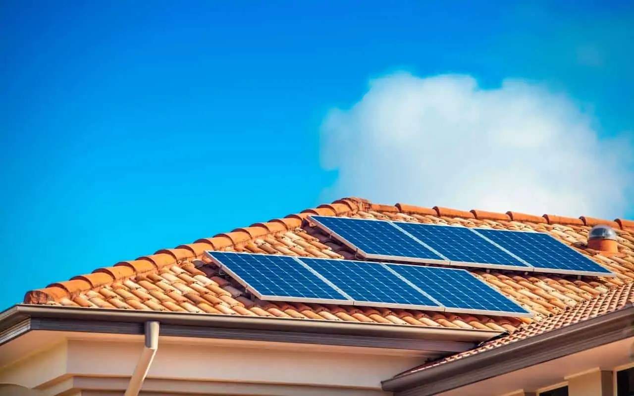 Cik maksā saules paneļu uzstādīšana mājā un cik var ietaupīt Latvijā?