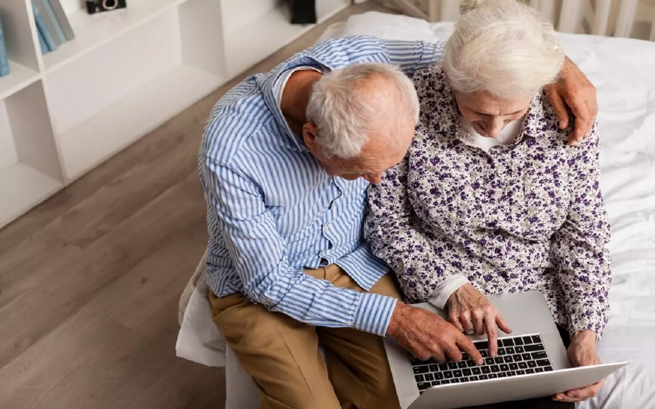 Pensijas vecuma samazināšana tagad ir oficiāli apstiprināta: turpmāk sievietes pensionēsies 56 gadu vecumā, bet vīrieši — 58 gadu vecumā.