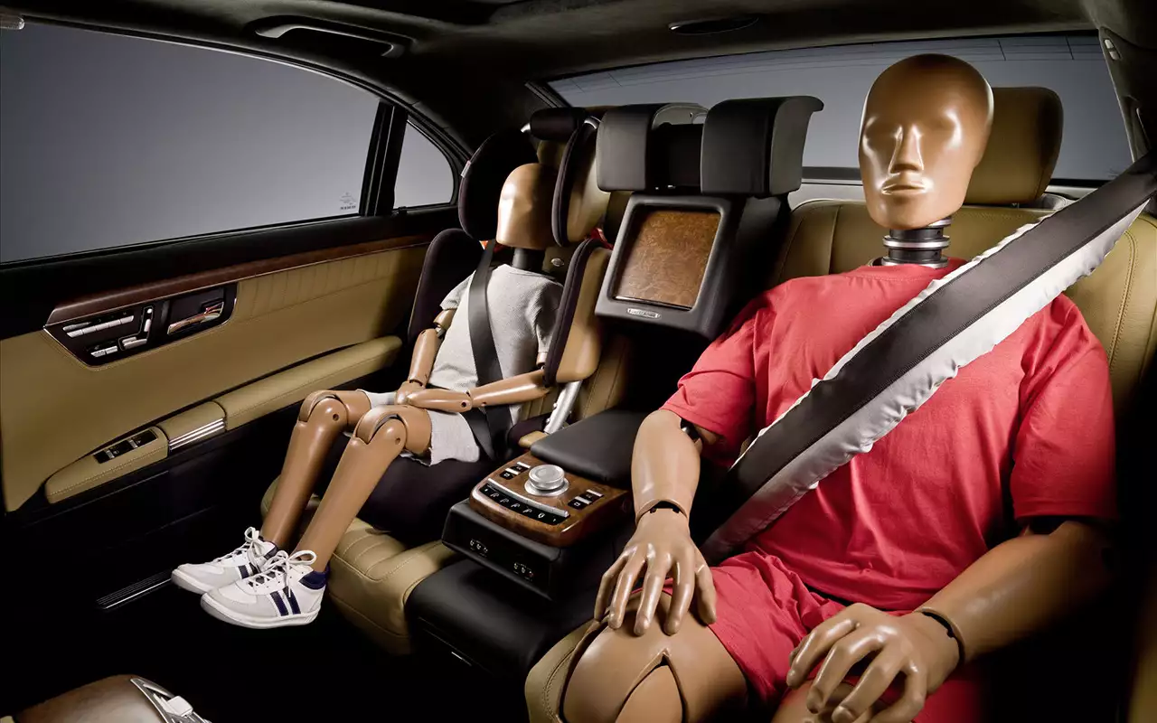 Automašīna: Kāpēc ir jāpiesprādzē drošības jostas aizmugurējos sēdekļos, pat ja tur nav pasažieru?