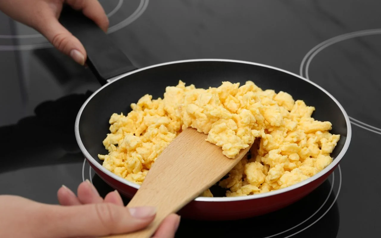 Vienkārša sastāvdaļa, kas padara omleti garšīgāku par 20 dolāru vērtu brokastu