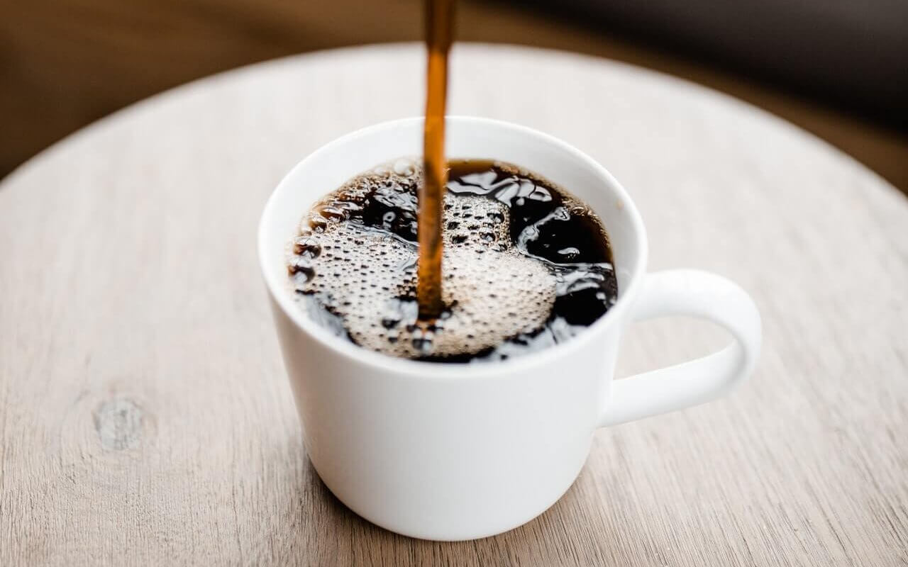 Kafija bez cukura: ieguvumi, riski un blakusparādības