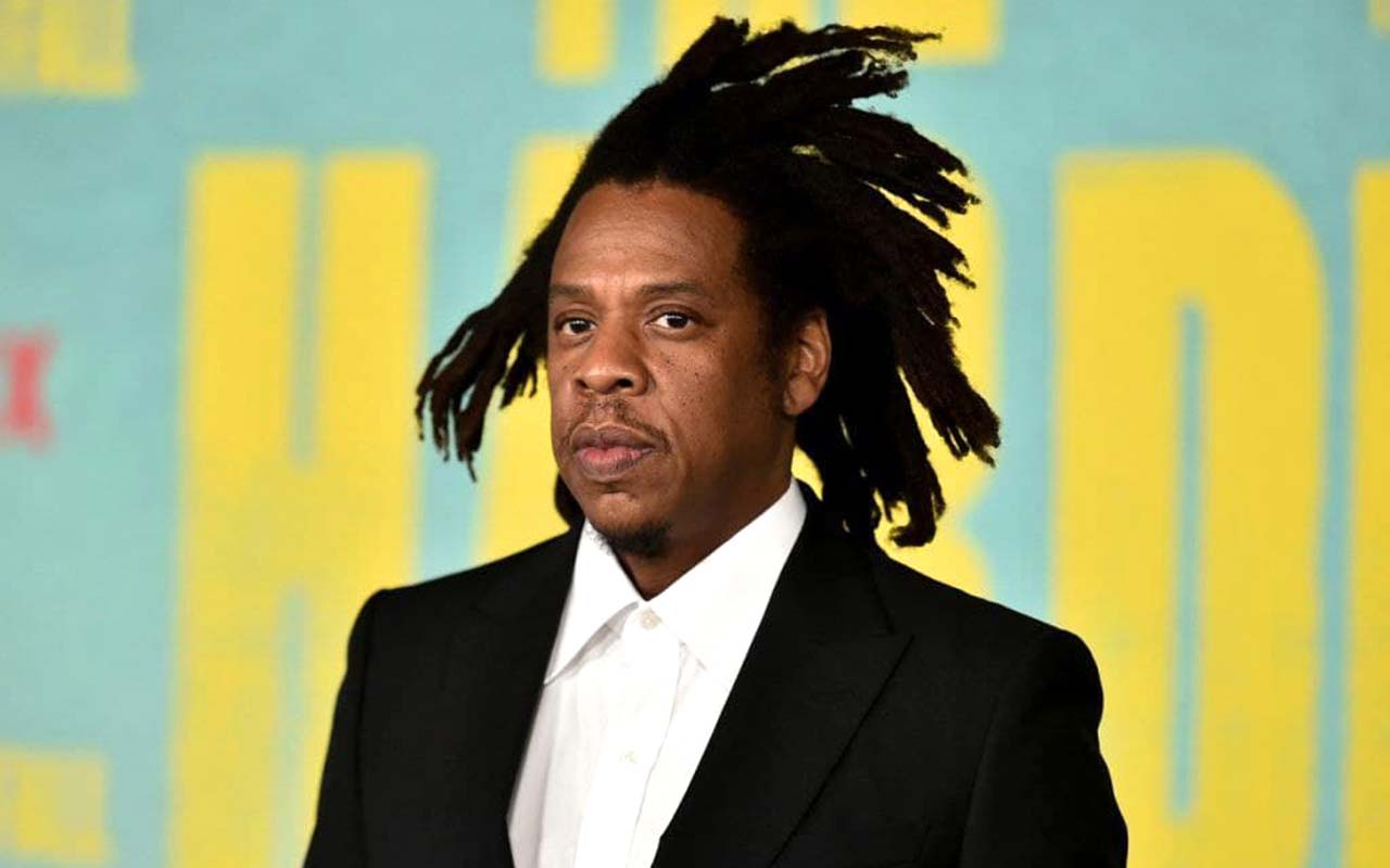 Par pasaulē bagātāko cilvēku atzītais dziedātājs svin 56. dzimšanas dienu un kļūst par 100 miljonu dolāru vērtas savrupmājas īpašnieku.