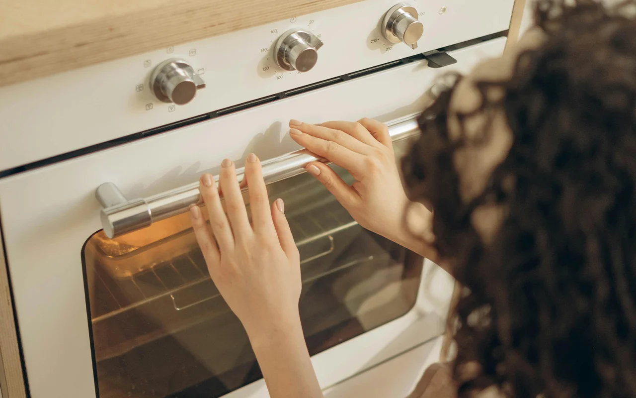 Šis ir mans noslēpums, kā uzturēt cepeškrāsns durvis tīras un spīdošas. Tās izskatās kā jaunas bez jebkādas piepūles un tīrīšanas.