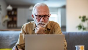 Pensijas saņēmējs zaudē pensiju sociālās drošības sistēmas kļūdas dēļ un pēc gadiem saņem vairāk nekā 55 000 eiro kā kompensāciju par nodarīto kaitējumu.