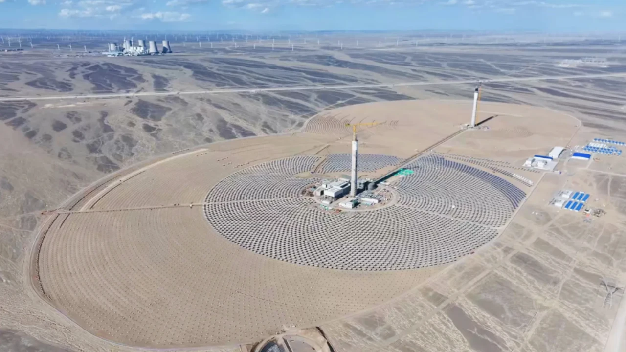 Ķīnā saules enerģijas stacija “pamodināja” tuksnešu