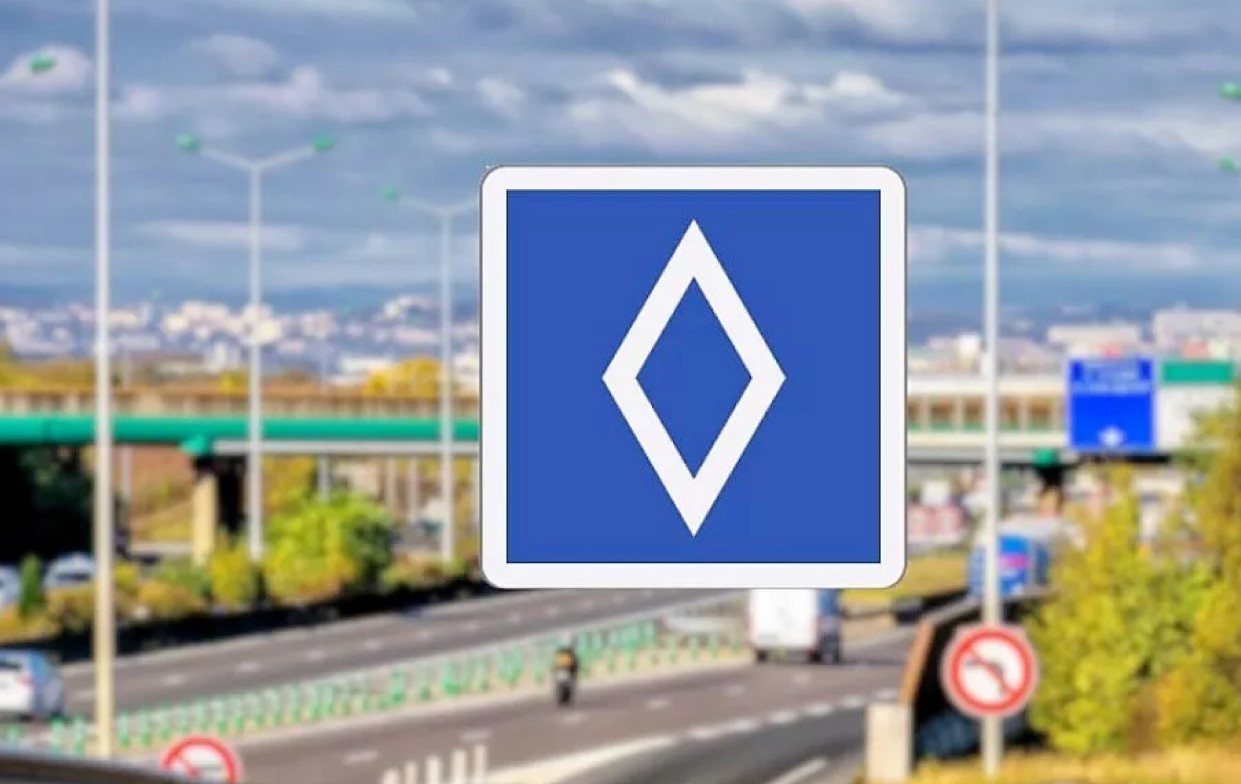 Eiropā sāka izmantot jaunu ceļa zīmi: ko nozīmē rombveida ceļa zīme?