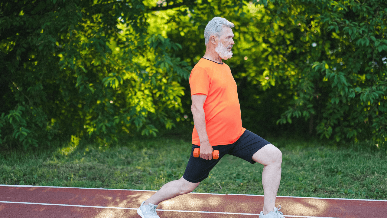 7 labākie fiziskie vingrinājumi cilvēkiem, kas vecāki par 65 gadiem, kuri palīdzēs saglabāt muskuļu masu un rūpēties par kauliem.