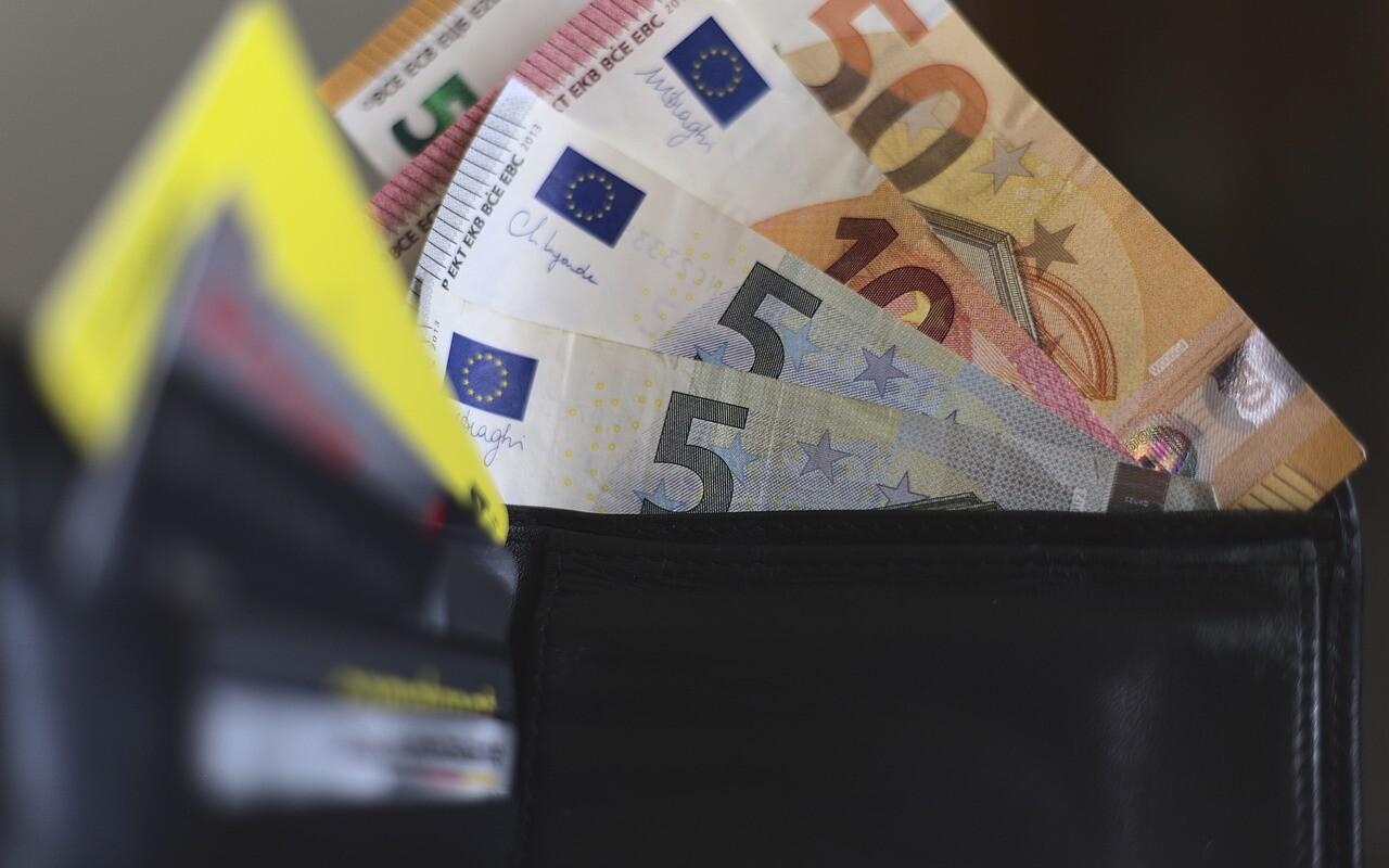 Kvalificēts darbinieks: „Sākotnējā alga 2600 eiro pirms nodokļu atskaitīšanas ir vienkārši smieklīga.”