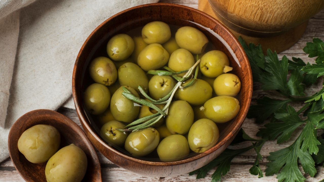 Ja jums mājās ir olīvu kauliņi, tad jūsu rokās ir īsts dārgums: kāpēc un kā tos atkārtoti izmantot?