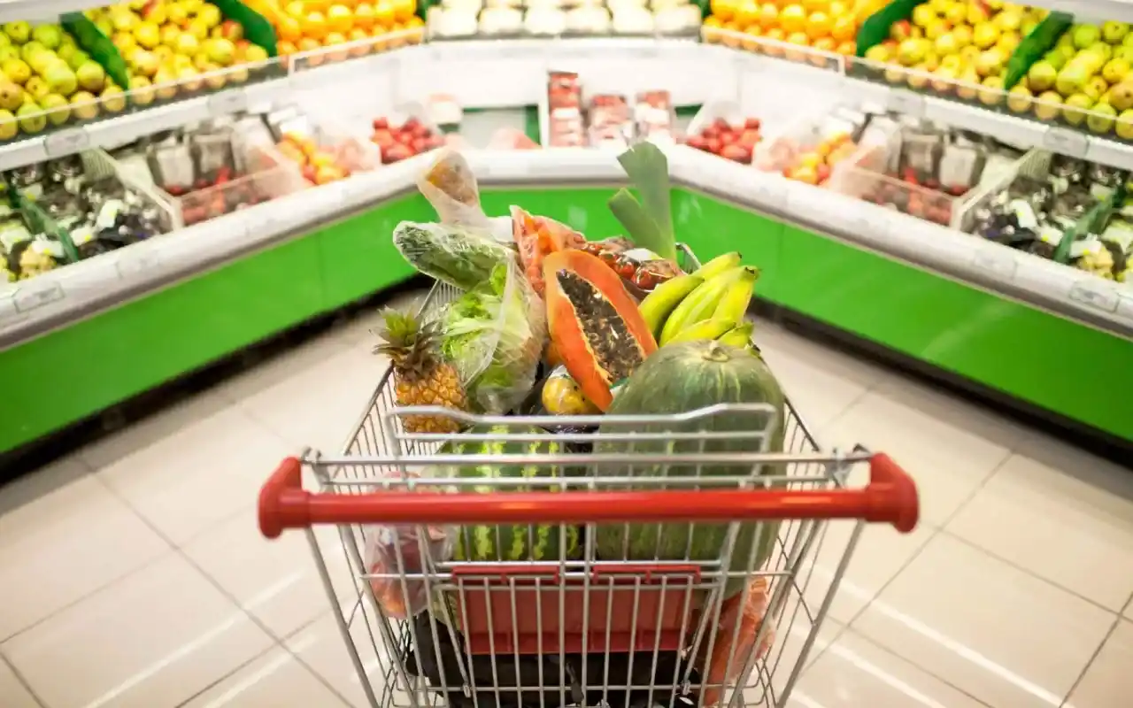 Trīs lielas supermārketu ķēdes atvadās un slēdz savas durvis.