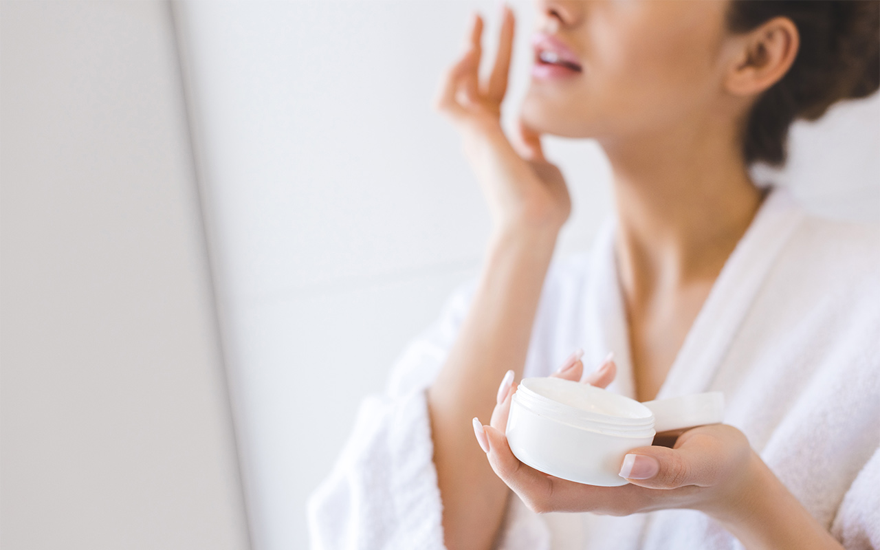 Nivea: Es katru vakaru nedēļas garumā uzklāju zilo krēmu tikai uz vienas sejas puses – un šis ir rezultāts.