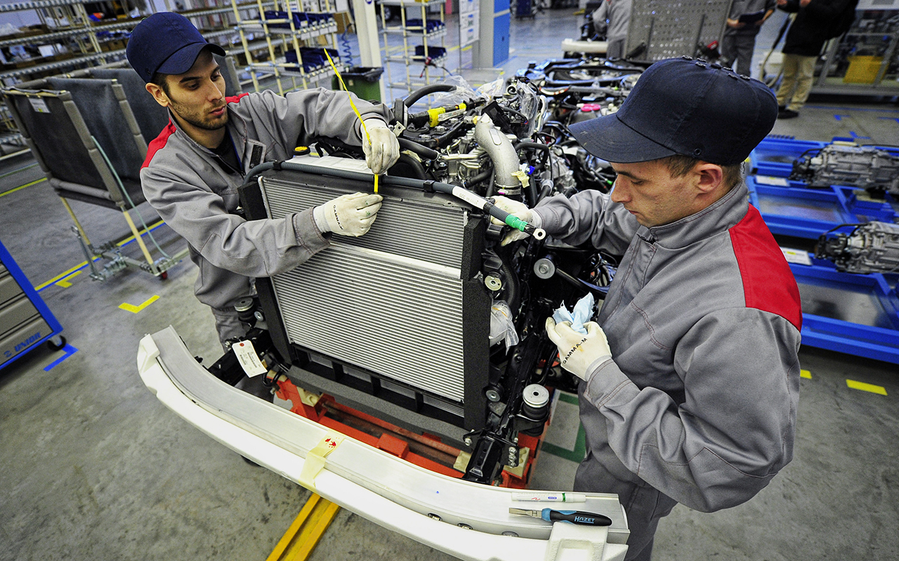 Vēsturiskais automobiļu ražotājs sāk kravas automašīnu un autobusu ražošanu jaunā rūpnīcā