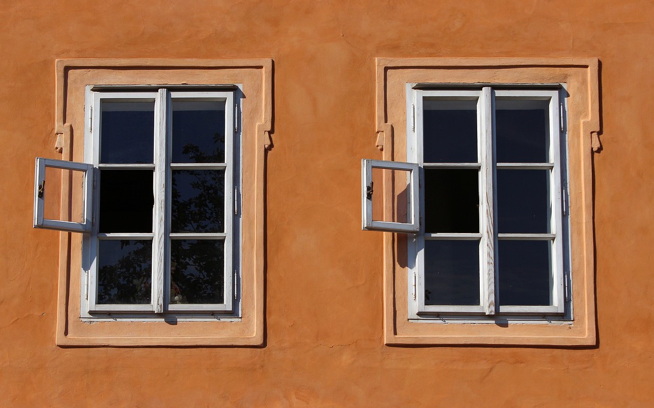 Galvenie elektroenerģijas zagļi nav sadzīves tehnika. Eksperti nosauca dārgāko Latvijas mājsaimniecību ieradumu.
